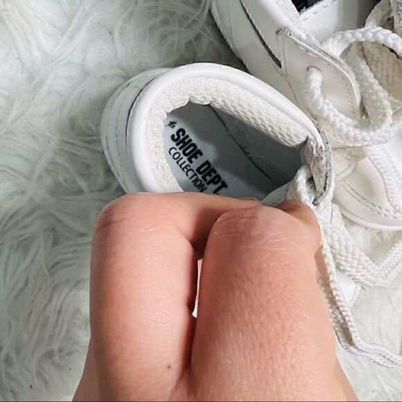 Classy white baby shoes size 4 W - Picture 11 of 12